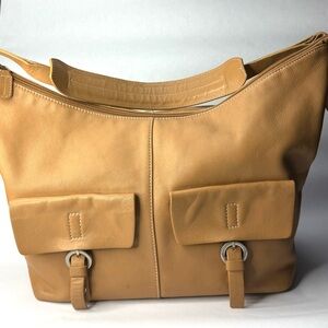 Wilson’s Leather Tan leather shoulder bag with 2 pockets and zipper closure